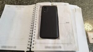 Advogado é flagrado tentando entrar em presídio com celular camuflado dentro de agenda no RJ