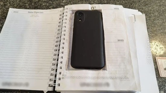 Advogado é flagrado tentando entrar em presídio com celular camuflado dentro de agenda no RJ